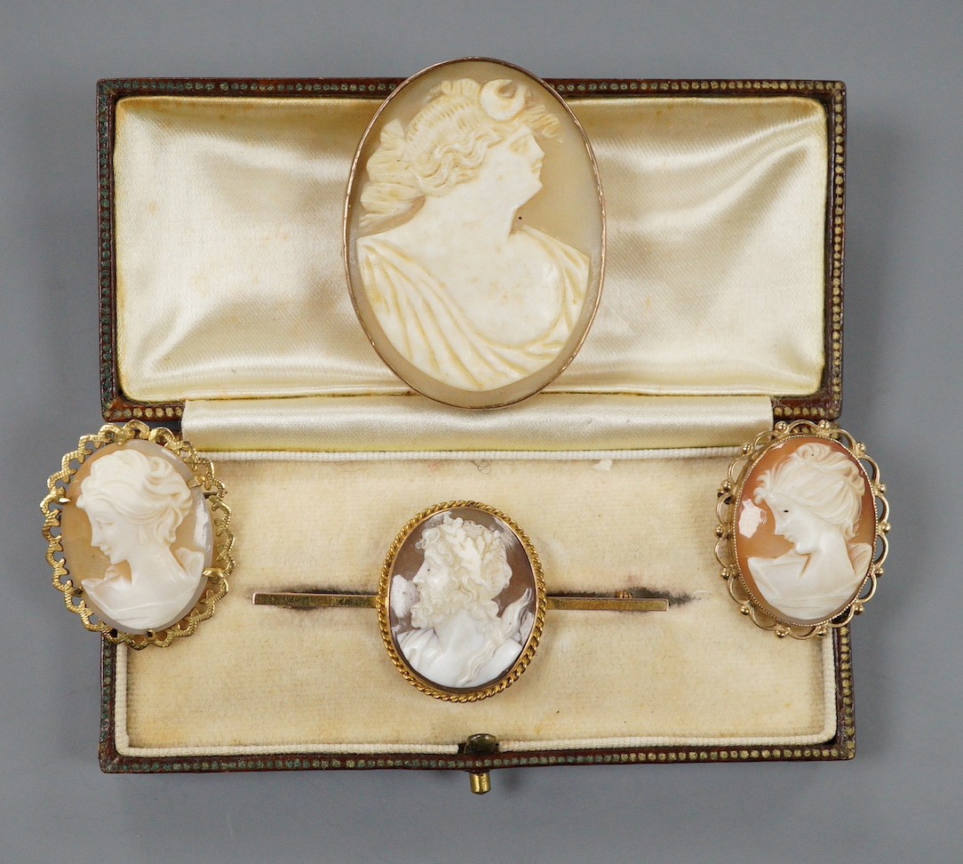 Two modern 9ct gold mounted oval cameo shell brooches, largest 30mm, a 9ct and oval cameo shell set bar brooch and one other yellow metal mounted cameo brooch(lacking pin).